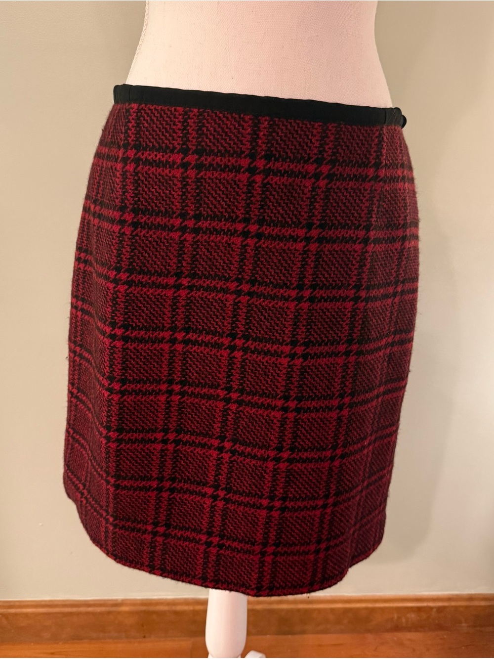 Vintage Y2K Eddie Bauer Red and Black Tartan Plaid Pencil Skirt